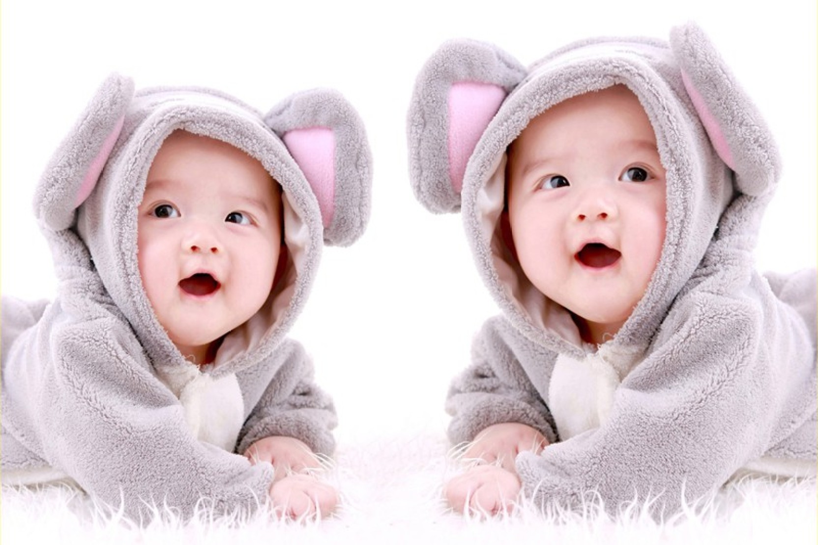 Как большие стали малышами. Близнецы. Baby Twins. Двойняшки фото на прозрачном фоне. Картинки мальчик и девочка бэби.